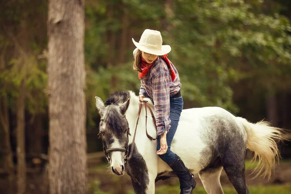 Giovane Ragazza Cavallo Nella Foresta Ragazza Equestre Cowgirl Cappellata — Foto Stock
