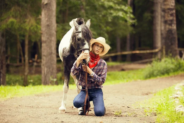 Giovane Ragazza Cavallo Nella Foresta Ragazza Equestre Cowgirl Cappellata — Foto Stock