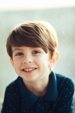 Gülümseyen çocuğun portresi. Toddler, portreyi kapat..