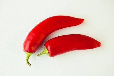 Beyaz arka planda iki acı biber..