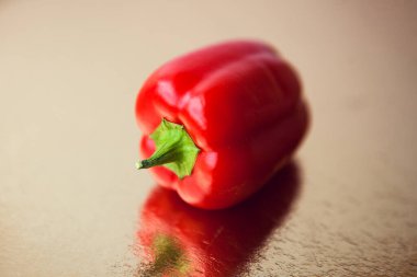 Soğuk arka planda refleksli kırmızı bir biber..