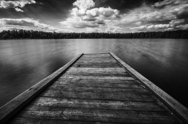 Göl kıyısındaki iskele