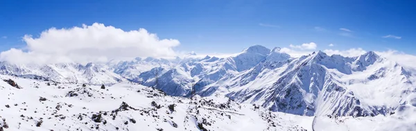Paisaje montañoso nevado a la altura de las montañas del Cáucaso — Foto de Stock