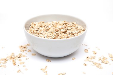 Yulaf ezmesi beyaz bir tabak içinde