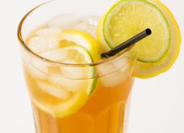 beyaz zemin üzerine limonlu buzlu çay bardak