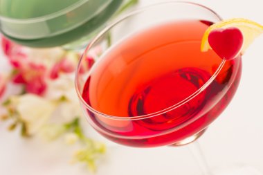 beyaz zemin üzerinde meyve kokteylleri