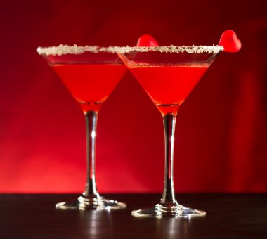 Sevgililer günü için martini bardaklarda kırmızı kokteyller