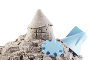 Beyaz arka plan üzerinde izole çocuk oyuncakları ile Kinetik kum