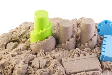 Beyaz arka plan üzerinde izole çocuk oyuncakları ile Kinetik kum