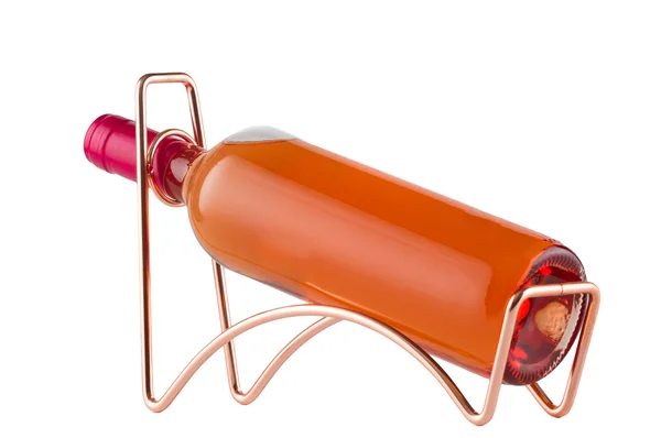 Garrafa de vinho rosa em um rack de vinho de metal — Fotografia de Stock