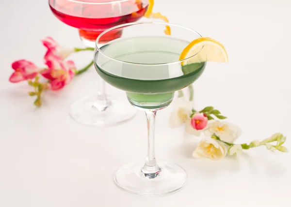 Frukt cocktails på vit bakgrund — Stockfoto