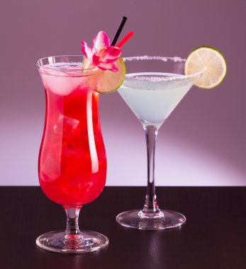 Tropik kokteyl limon dilimi ile süslenmiş