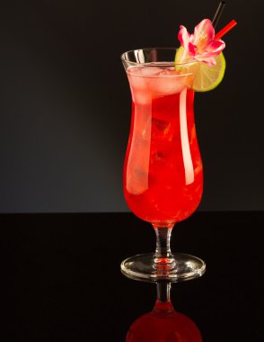 Tropikal kokteyl limon dilimi ile süslenmiş