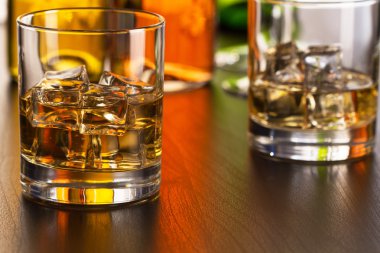 Viski bar masa üzerinde buzlu bardak