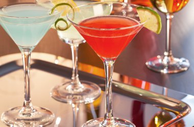 Martini cam tepsi tropik kokteyller