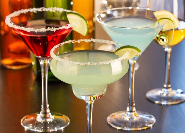 Tropische Cocktails garniert mit Limettenscheiben — Stockfoto