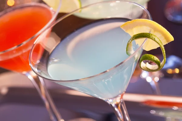 Coquetéis tropicais em vidro martini na bandeja — Fotografia de Stock