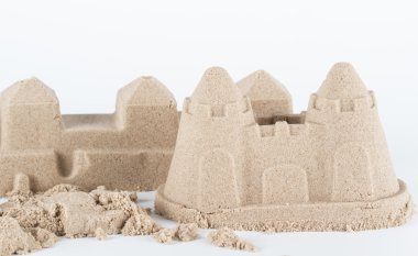 Sandcastle beyaz arka plan üzerinde