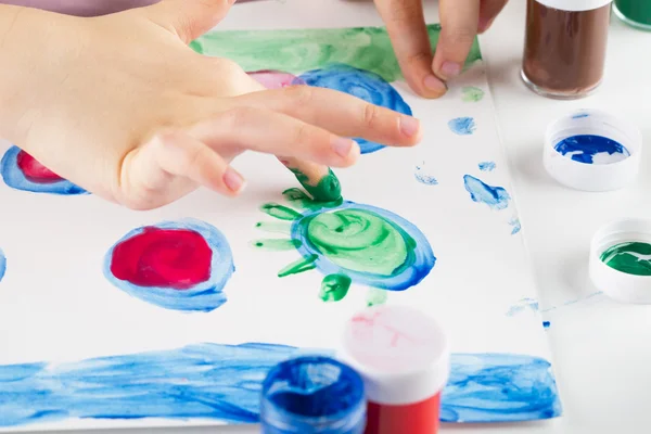 Niño paiting la pintura con los dedos — Foto de Stock