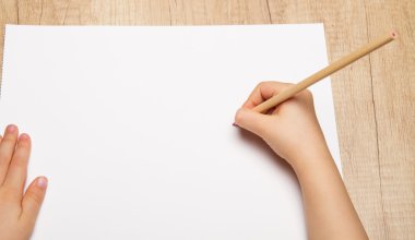 El renk kalem tarafından çizim çocuk