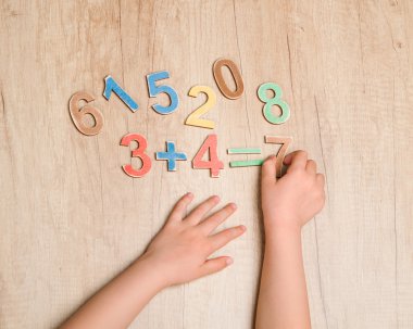 Çocuk el ahşap sekmesini karşı basit matematiksel denklemi