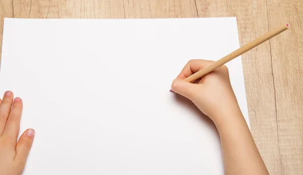 Kinderhände zeichnen mit Farbstift — Stockfoto