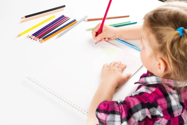 Menina está desenhando com lápis de cor — Fotografia de Stock