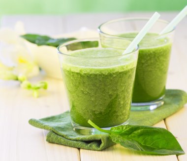 Meyve ve sebze ile yeşil taze sağlıklı smoothies