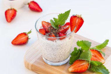 Chia tohum pudingi çilek ile