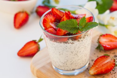 Chia tohum pudingi çilek ile
