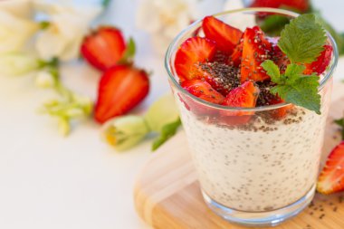 Chia tohum pudingi çilek ile