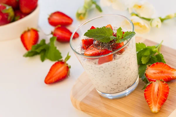 Chia zaad pudding met aardbeien — Stockfoto