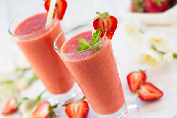 Strawberry smoothie with fresh berries — Stock Photo, Image