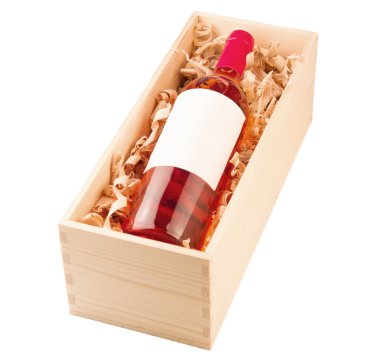 Ahşap kutusunda beyaz izole şarap şişesi