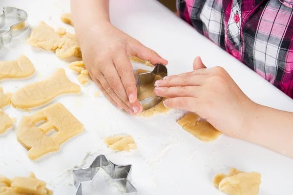 Детские руки месят тесто для выпечки печенья — стоковое фото