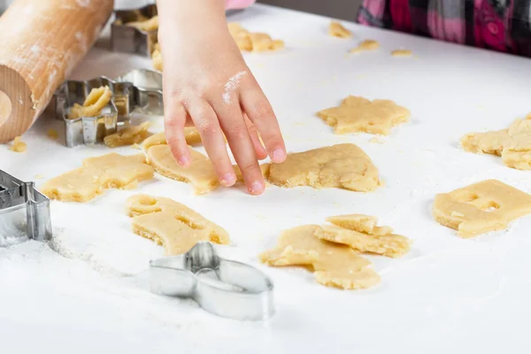 Las manos de los niños amasan la masa para hornear galletas —  Fotos de Stock