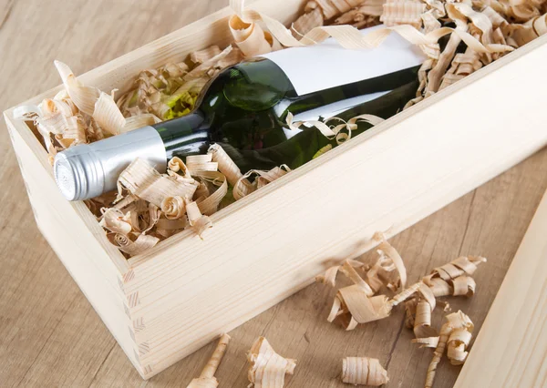 Bottiglia di vino in scatola di legno — Foto Stock