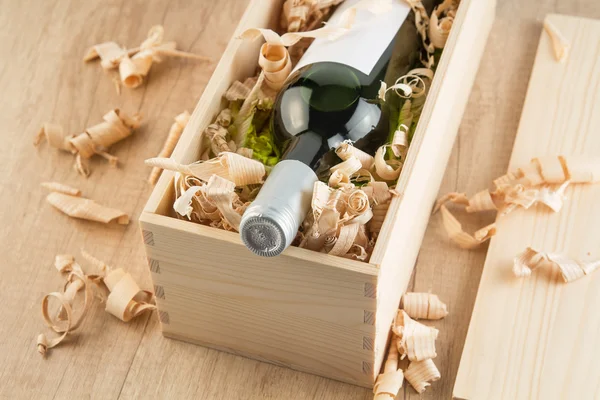 Láhev na víno v dřevěné krabici — Stock fotografie