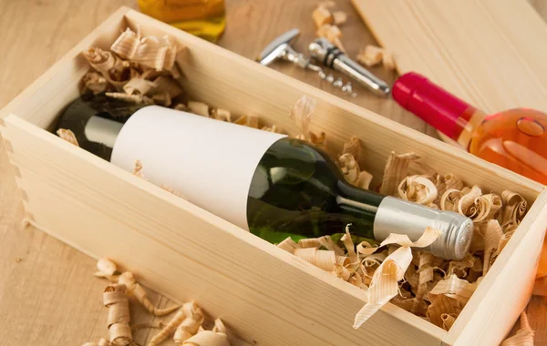 Bottiglia di vino in scatola di legno — Foto Stock