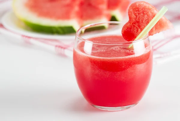 Vattenmelon dricka i glas med hjärta av vattenmelon — Stockfoto