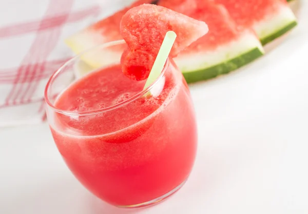 Vattenmelon dricka i glas med hjärta av vattenmelon — Stockfoto