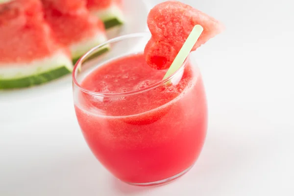 Vattenmelon dricka i glas med hjärta av vattenmelon — Stockfoto