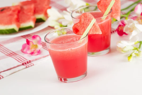 Vattenmelon drycker i glas med hjärta av vattenmelon — Stockfoto