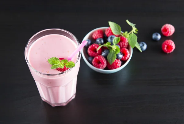 Copo de smoothie frio fresco com framboesa — Fotografia de Stock