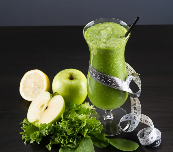 Vaso de batido frío fresco con fruta fresca y espinacas — Foto de Stock