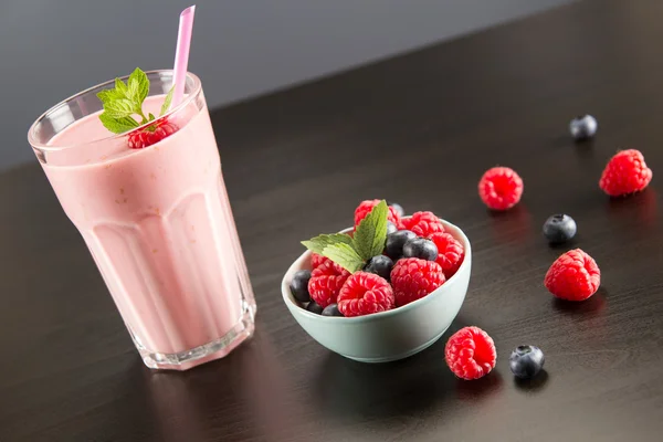 Copo de smoothie frio fresco com framboesa — Fotografia de Stock