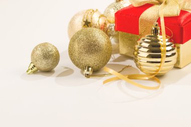 Beyaz arkaplanda Noel süslemesi