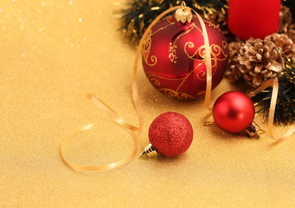 Рождественское украшение на фоне золотого блеска — стоковое фото