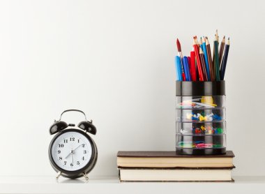 okul malzemeleri ve çalar saat