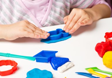 renkli kil ile çocuk el